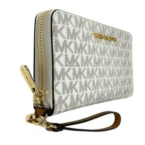 MICHAEL KORS JET SET TRAVEL WALLET IN VANILLA